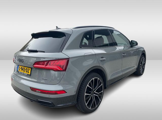 Audi Q5 2.0 TFSI quattro Sport S Line Black Edition / Full option! / Trekhaak / Panoramadak / Camera / Head-up / RS Seats / Luchtvering / B&O / 21'' / Carbon intr. / Standverwarming / Matrix LED / Stoel+Stuurverwarming / CarPlay / Dodehoek / D
