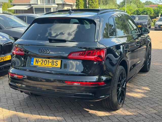 Audi Q5 50 TFSI e quattro S edition / Trekhaak / Panoramadak / Camera / Sportstoelen / 21'' / Matrix LED / Navigatie / Virtual Cockpit / Stoelverwarming / Dodehoek / DAB / ACC