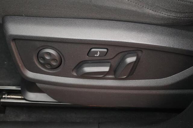 Audi Q5 55 TFSI e 376pk S edition Trekhaak Camera Luchtvering Stoelverwarming Keyless Massage Navigatie S-Line