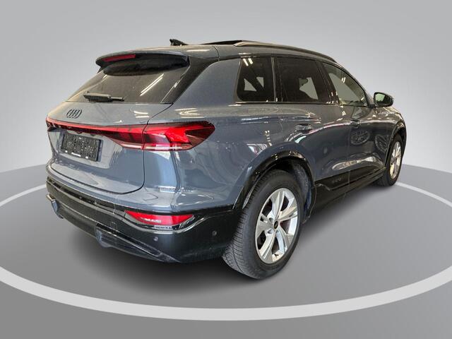 Audi Q6 e-tron edition 83 kWh 252pk · SOH 96,3% · Panoramadak · 360 Camera · Inklap. Trekhaak · Luchtvering · Stuur- & Stoelverwarming · Apple/Android Car Play · Garantie t/m 13-07-2030 of 100.000km