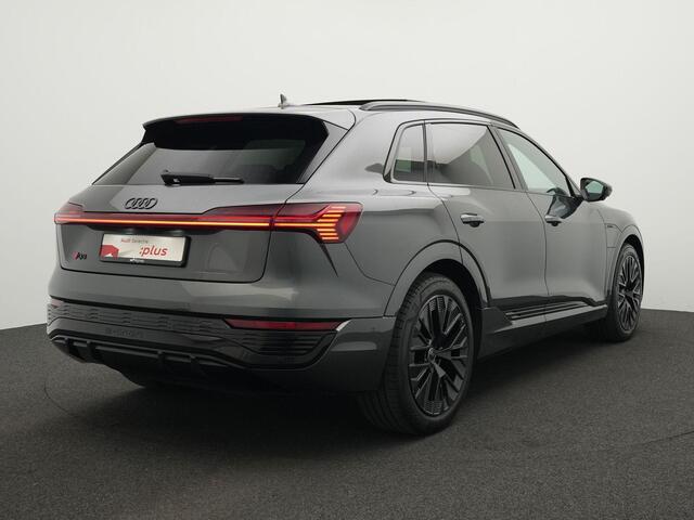 Audi Q8 e-tron 55 408 pk S-tronic quattro S Edition 115 kWh | Rondomzicht camera | Panoramadak | Trekhaak | Lederen Sportstoelen | Matrix LED koplampen | Adaptive Cruise | Optiekpakket zwart | 21 inch