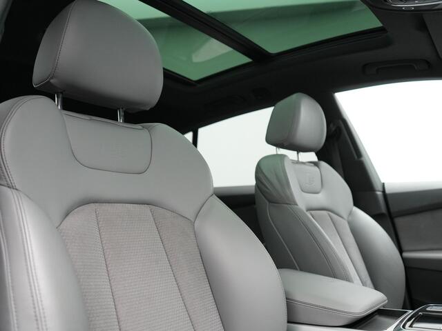 Audi Q8 55 TFSI e Quattro 2x S Line Black Optic Plug In Hybrid 381pk Dealer O.H. PHEV | Trekhaak Af Fabriek | Luchtvering | Panodak | Bang & Olufsen Sound | Camera | Alcantara Sportstoelen Verwarmd | 23"L.M | Virtual | Navigatie | DAB |