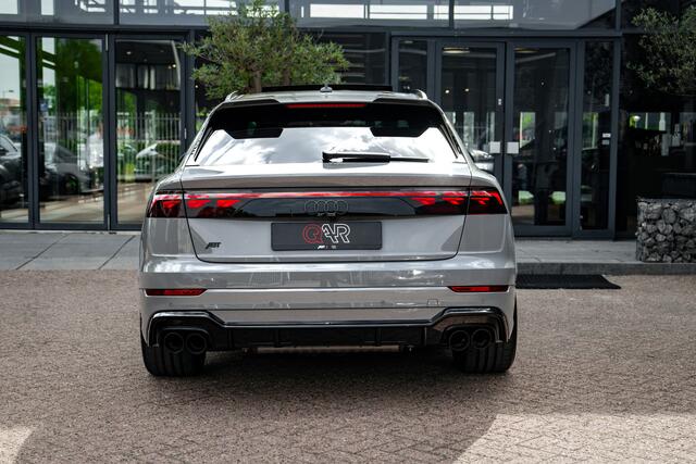 Audi Q8 60 TFSI e ABT Aero Competition | Audi Exclusive Nardogrijs | Advanced onderstel | Stoelventilatie + massagefunctie | Uitgebreid lederpakket | Carbon | Head up | B&O | Servosluiting