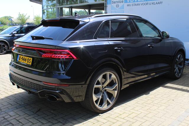 Audi Q8 4.0 TFSI RS Q8 quattro 600pk | Keramische remschijven | Alcantara hemel | Luchtvering | Bang & Olufsen premium audio | Elektrisch wegklapbare trekhaak | Stoelverwarming/ventilatie | Stuurverwarming | Achterbank verwarmd | Elektrisch verstelbare stoelen me