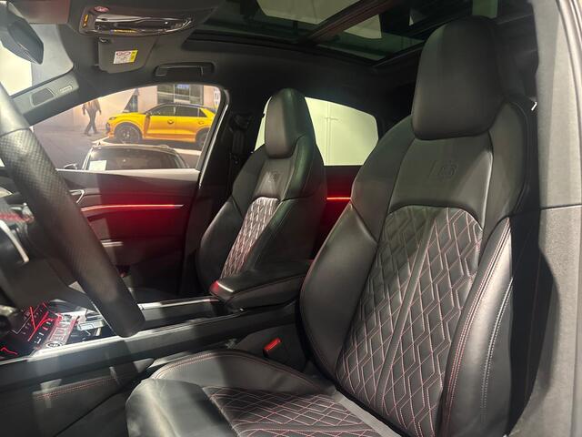 Audi Q8 Sportback e-tron 55 quattro S Edition 408pk / 115 kWh · Panoramadak · Bang & Olufsen sound · Stoel,-Stuur & achterbank verwarmd · Leder · 21'' Velgen · Apple/Android Car Play · Camera · Dodehoeksensoren· ·