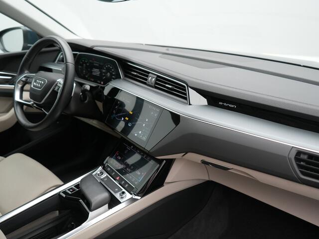 Audi Q8 e-tron 55 quattro S Line 114 kWh 408pk Dealer O.H | Trekhaak Afn. | Adaptive Cruise | Camera | Head Up | Matrix LED | Lederen Sportstoelen Memory & Ventilatie | Apple Carplay | Virtual | Stoelverwarming | Navigatie | DAB | 20"L.M |