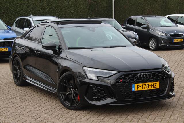 Audi RS3 Limousine 2.5 TFSI quattro / Verlengd Garantie / Milltek / Keramisch / Panoramadak / Camera / Head-up / B&O / Matrix LED / ACC / Leder