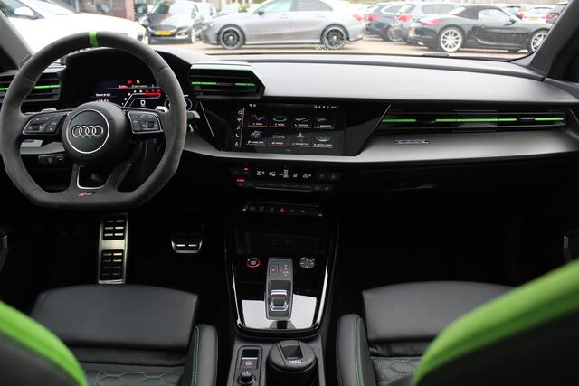 Audi RS3 Limousine 2.5 TFSI quattro / Verlengd Garantie / Milltek / Keramisch / Panoramadak / Camera / Head-up / B&O / Matrix LED / ACC / Leder