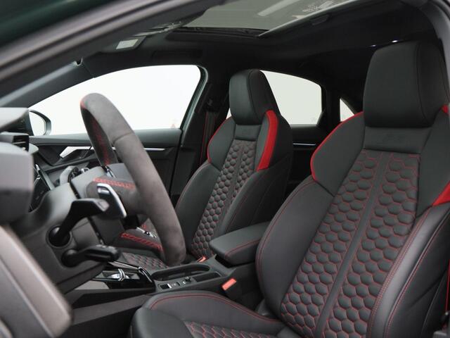 Audi RS3 A3 Limousine 2.5 TFSi quattro 400 Pk 500 Nm | RS Sportuitlaat | Matrix LED | Panoramadak | B&O | RS Stoelen | Origineel Nederlands | 19 Inch | 6.758 KM!!