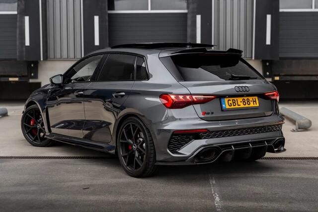 Audi RS3 Sportback 2.5 TFSI RS3 400PK Quattro / B&O / panoramadak / Matrix