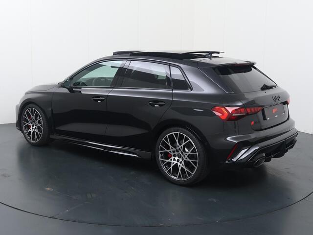 Audi RS3 Sportback 2.5 FSI 295 kW / 400 PK ¤18.750,- FISCAAL VOORDEEL!! | Sonos premium 3d | Stoelmassage voor | Velgen 10-kr.sp. zwart | Topsnelheid 280 km/h | Glazen panoramadak | Rs-sportuitlaatsysteem | Assis.pak driving+parking plus | Climate pakket plus | Ma