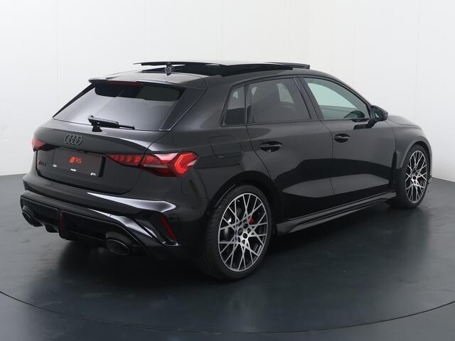 Audi RS3 Sportback 2.5 FSI 295 kW / 400 PK ¤18.750,- FISCAAL VOORDEEL!! | Sonos premium 3d | Stoelmassage voor | Velgen 10-kr.sp. zwart | Topsnelheid 280 km/h | Glazen panoramadak | Rs-sportuitlaatsysteem | Assis.pak driving+parking plus | Climate pakket plus | Ma