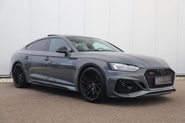 Audi RS5 Sportback 2.9 TFSI RS 5 quattro 450PK Fabrieksgarantie Individual Lak Nimbus Grey Black Optic Virtual Cockpit Laser LED B&O HUD Panoramadak Nappa Leder Massage Carbon Inleg Alcantara Stuur 360 Camera Dealer Onderhouden 20 inch LMV Stuur & Stoelverwarming