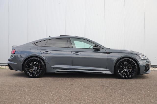 Audi RS5 Sportback 2.9 TFSI RS 5 quattro 450PK Fabrieksgarantie Individual Lak Nimbus Grey Black Optic Virtual Cockpit Laser LED B&O HUD Panoramadak Nappa Leder Massage Carbon Inleg Alcantara Stuur 360 Camera Dealer Onderhouden 20 inch LMV Stuur & Stoelverwarming