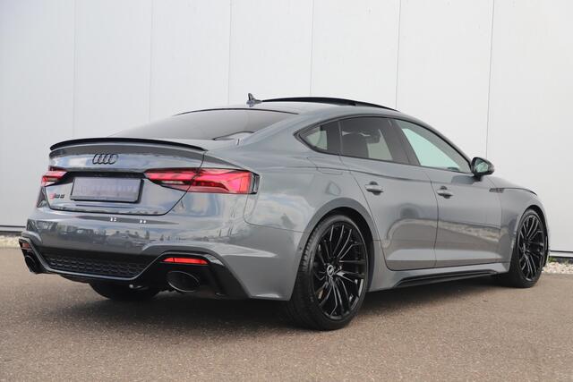 Audi RS5 Sportback 2.9 TFSI RS 5 quattro 450PK Fabrieksgarantie Individual Lak Nimbus Grey Black Optic Virtual Cockpit Laser LED B&O HUD Panoramadak Nappa Leder Massage Carbon Inleg Alcantara Stuur 360 Camera Dealer Onderhouden 20 inch LMV Stuur & Stoelverwarming