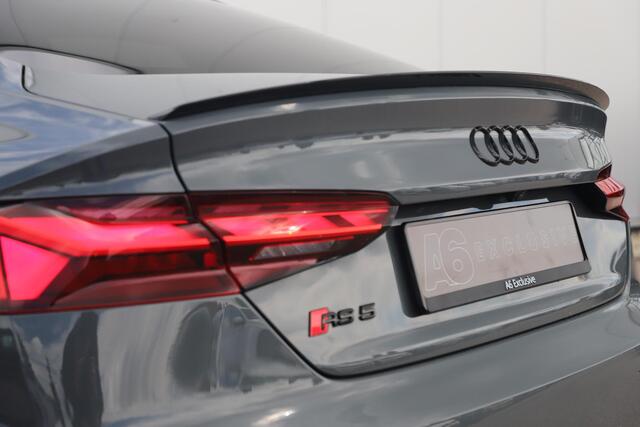 Audi RS5 Sportback 2.9 TFSI RS 5 quattro 450PK Fabrieksgarantie Individual Lak Nimbus Grey Black Optic Virtual Cockpit Laser LED B&O HUD Panoramadak Nappa Leder Massage Carbon Inleg Alcantara Stuur 360 Camera Dealer Onderhouden 20 inch LMV Stuur & Stoelverwarming