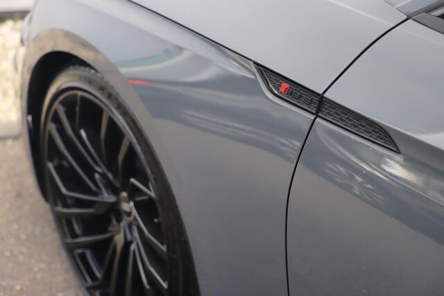 Audi RS5 Sportback 2.9 TFSI RS 5 quattro 450PK Fabrieksgarantie Individual Lak Nimbus Grey Black Optic Virtual Cockpit Laser LED B&O HUD Panoramadak Nappa Leder Massage Carbon Inleg Alcantara Stuur 360 Camera Dealer Onderhouden 20 inch LMV Stuur & Stoelverwarming