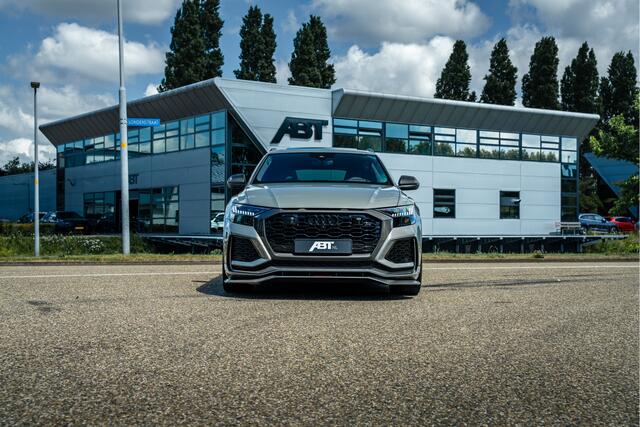 Audi RSQ8 ABT RSQ8-S 4.0 TFSI 700 | ABT HR23 Glossy Black | Audi Exclusive | Carbon optiek | Dynamic Plus | RS design pakket rood | Panorama dak | Assistentiepakket plus | Carbon spiegels | Servosluiting | Matt carbon interie | ABT Export exhaust | Matrix LED | Ker