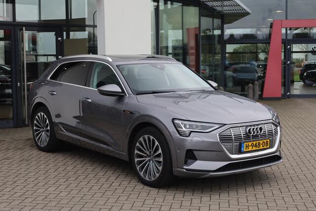 Audi e-tron e-tron 50 quattro Launch edition plus 71 kWh 313PK / 230kW, Panoramadak, 20" LMV, trekhaak, zwart lederen bekleding, luchtvering, elektrische stoelverstelling met geheugen, elektrische achterklep, NL auto dealeronderhouden, privacy glas, LED verlichting, 