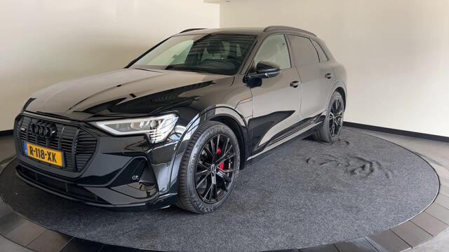 Audi e-tron 55 quattro S edition 95 kWh | Black on Black! | Achteruitrijcamera | Sportstoelen voor met stoelverwarming
