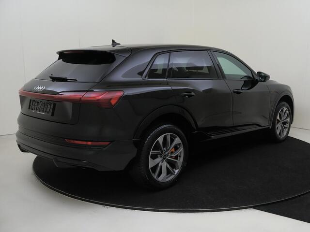 Audi e-tron 55 quattro S edition 95 kWh | Luchtvering | Lederen bekleding | Parkeerassistent | Achteruitrijcamera | Elektrische achterklep | Stoelverwarming | Navigatie Plus |