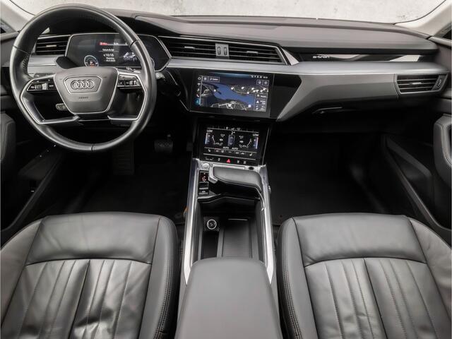 Audi e-tron e-tron 50 quattro Launch edition plus 71 kWh 313Pk Automaat (PANORAMADAK, APPLE CARPLAY, GROOT NAVI, LUCHTVERING, CAMERA, LEDER, MEMORY SEATS, STOELVERWARMING, ADAPTIVE CRUISE, NIEUWSTAAT)