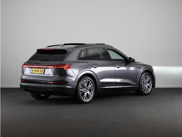 Audi e-tron 55 quattro S-line 95 kWh 408 pk | Navigatie | Panorama dak | Parkeersensoren ( park assist ) | Achteruitrijcamera
