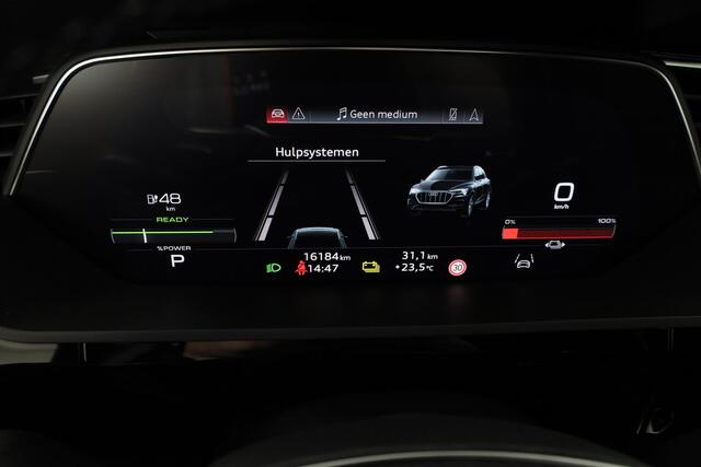 Audi e-tron 55 quattro S-line 95 kWh 408 pk | Navigatie | Panorama dak | Parkeersensoren ( park assist ) | Achteruitrijcamera