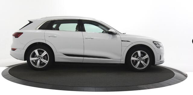 Audi e-tron 55 quattro Business edition 95 kWh Leer / Camera 360 / Navigatie