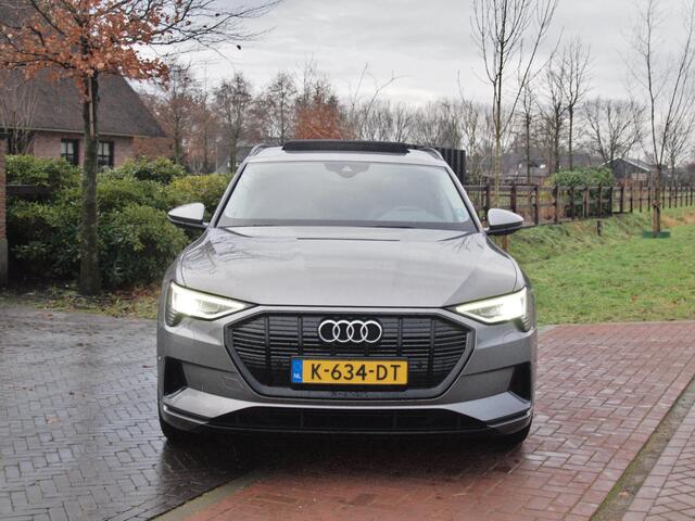 Audi e-tron 55 quattro Business edition Plus 95 kWh | Panoramadak | Apple Carplay | Trekhaak | Parkeersensoren | Adaptieve Cruise Control |