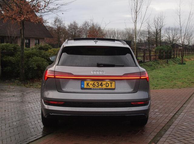 Audi e-tron 55 quattro Business edition Plus 95 kWh | Panoramadak | Apple Carplay | Trekhaak | Parkeersensoren | Adaptieve Cruise Control |