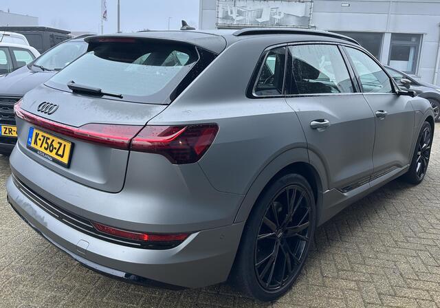 Audi e-tron e-tron 55 quattro 95 kWh BOMVOL | PANO | Audi Virtual Mirrors | Virtual Cockpit | Lederen Sportstoelen | Elektrische Stoel | B&O | 360 Camera | 2 Sleutels | Betreft een Wrap, Originele kleur is Antigua Blue Metallic |