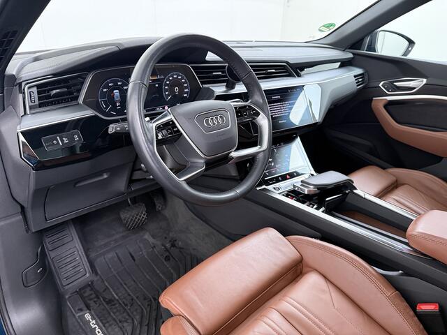 Audi e-tron 55 Quattro 95kWh SOH 96% Panoramadak Sportstoelen Trekhaak Adap.Cruise 360°Camera Apple Carplay Android Auto Leder Navi Ecc Business Edition Plus Elek.Stoelen+Memory Elek.Achterklep Matrix Led AWD 4WD 1.800KG Trekgewicht 1e Eigenaar Origineel Nederlandse 