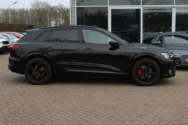 Audi e-tron e-tron 50 quattro Launch edition Black 71 kWh S-line / SoH 92.1% / Trekhaak / Panoramadak / 20'' / Luchtvering / ACC / Navigatie / Stoelverwarming