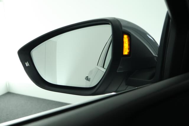 Audi e-tron 55 quattro 95 kWh 408pk SOH 95% Trekhaak 360Camera ACC Keyless Stoelverwarming Memory Navigatie