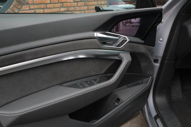 Audi e-tron 55 quattro | Panoramadak | Trekhaak | S-line | Leder | 360 camer