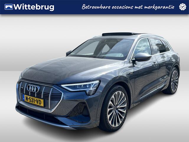 Audi e-tron 55 quattro S-Line 95 kWh / 94% SOH/ LUCHTVERING/ 408 PK/ PANO/ 2X S-LINE/ CAMERA/ PARK. SENSOREN/ MEMORY SEATS/ ELEK. ACHTERKLEP/ STOELVERWARM./ SMARTPHONE INTERFACE/ ADAPT. CRUISE/ AFDAAL ASSISTENT/ NAVI/ CLIMA/ DAB