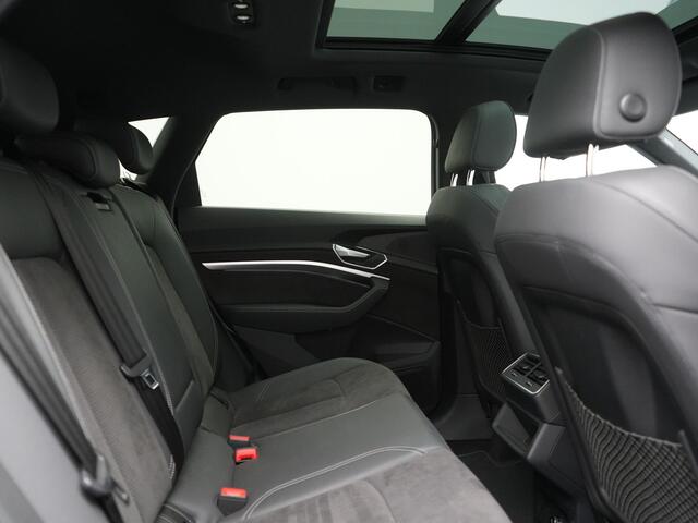 Audi e-tron 55 Quattro 2x S Line 95 kWh 408pk | Panodak | Luchtvering | Adaptive Cruise | 360 Camera | Matrix LED | Alcantara Sportstoelen Memory & Verwarmd | Apple Carplay | 22"L.M | Navigatie | DAB |