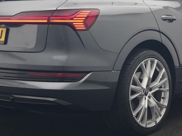 Audi e-tron 55 Quattro 2x S Line 95 kWh 408pk | Panodak | Luchtvering | Adaptive Cruise | 360 Camera | Matrix LED | Alcantara Sportstoelen Memory & Verwarmd | Apple Carplay | 22"L.M | Navigatie | DAB |