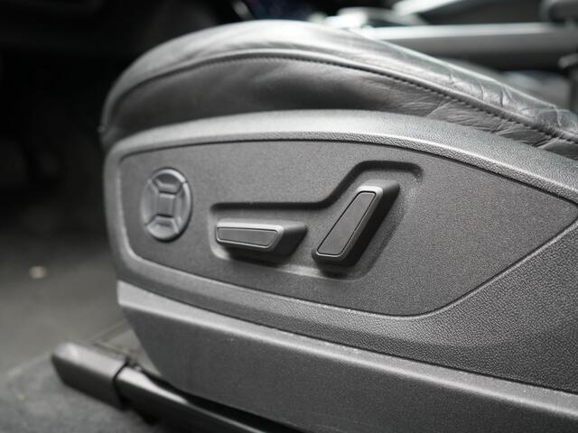 Audi e-tron E-Tron 50 Quattro S Line 71 kWh 313pk | Panodak | Luchtvering | Adaptive Cruise | Alcantara Sportstoelen Memory & Verwarmd | Apple Carplay | Navigatie | 20"L.M |