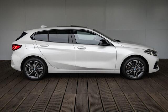 BMW 1-SERIE 5-deurs 118i Model Sport Line / Glazen panoramadak / Achteruitrijcamera / HiFi Harman Kardon