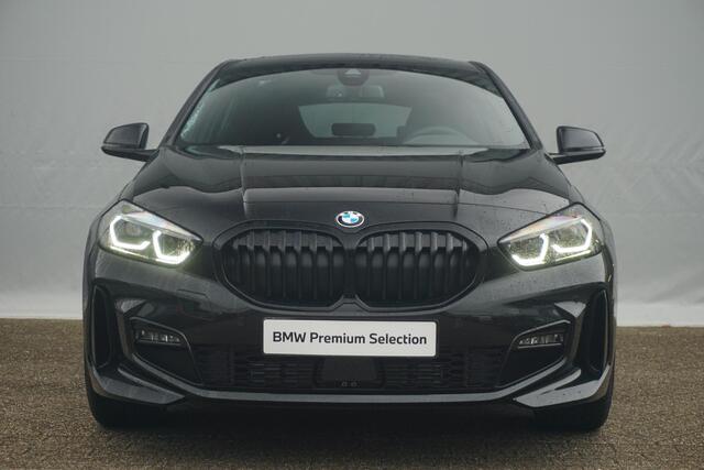 BMW 1-SERIE 5-deurs 118i M Sport Pro / Panorama Dak / Harman Kardon / Comfort Acces