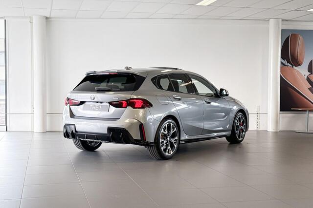 BMW 1-SERIE 120 | M Sport Pro | Glazen Panoramadak | Stoelverwarming | Harman Kardon | Trekhaak |