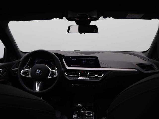 BMW 1-SERIE 5-deurs M135i xDrive M Sportpakket Pro | Innovation Pack | Comfort Pro Pack | Travel Pack | Stuurwielrand Verwarmd | Panoramadak | Head-Up Display | Harman Kardon | 19''