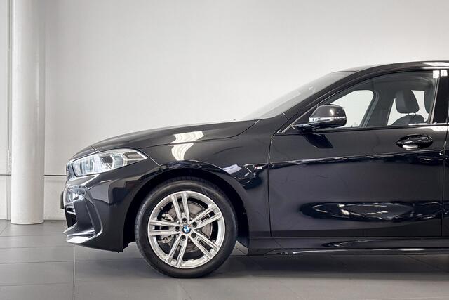BMW 1-SERIE 118i | M Sport | Stoelverwarming | Headup Display | Achteruitrijcamera | Elektrische stoelen met geheugenstand