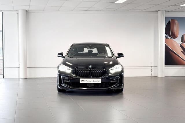 BMW 1-SERIE 118i | M Sport | Stoelverwarming | Headup Display | Achteruitrijcamera | Elektrische stoelen met geheugenstand