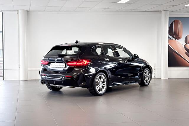 BMW 1-SERIE 118i | M Sport | Stoelverwarming | Headup Display | Achteruitrijcamera | Elektrische stoelen met geheugenstand