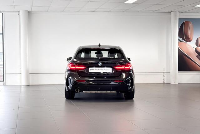 BMW 1-SERIE 118i | M Sport | Stoelverwarming | Headup Display | Achteruitrijcamera | Elektrische stoelen met geheugenstand