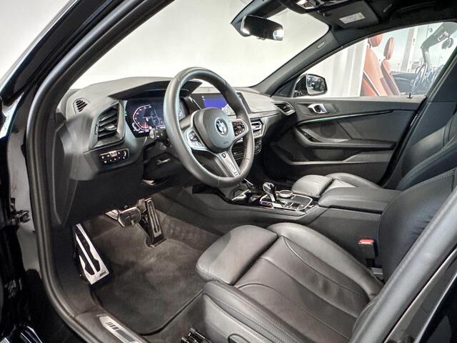 BMW 1-SERIE 118i | M Sport | Stoelverwarming | Headup Display | Achteruitrijcamera | Elektrische stoelen met geheugenstand