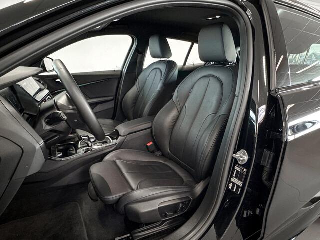 BMW 1-SERIE 118i | M Sport | Stoelverwarming | Headup Display | Achteruitrijcamera | Elektrische stoelen met geheugenstand